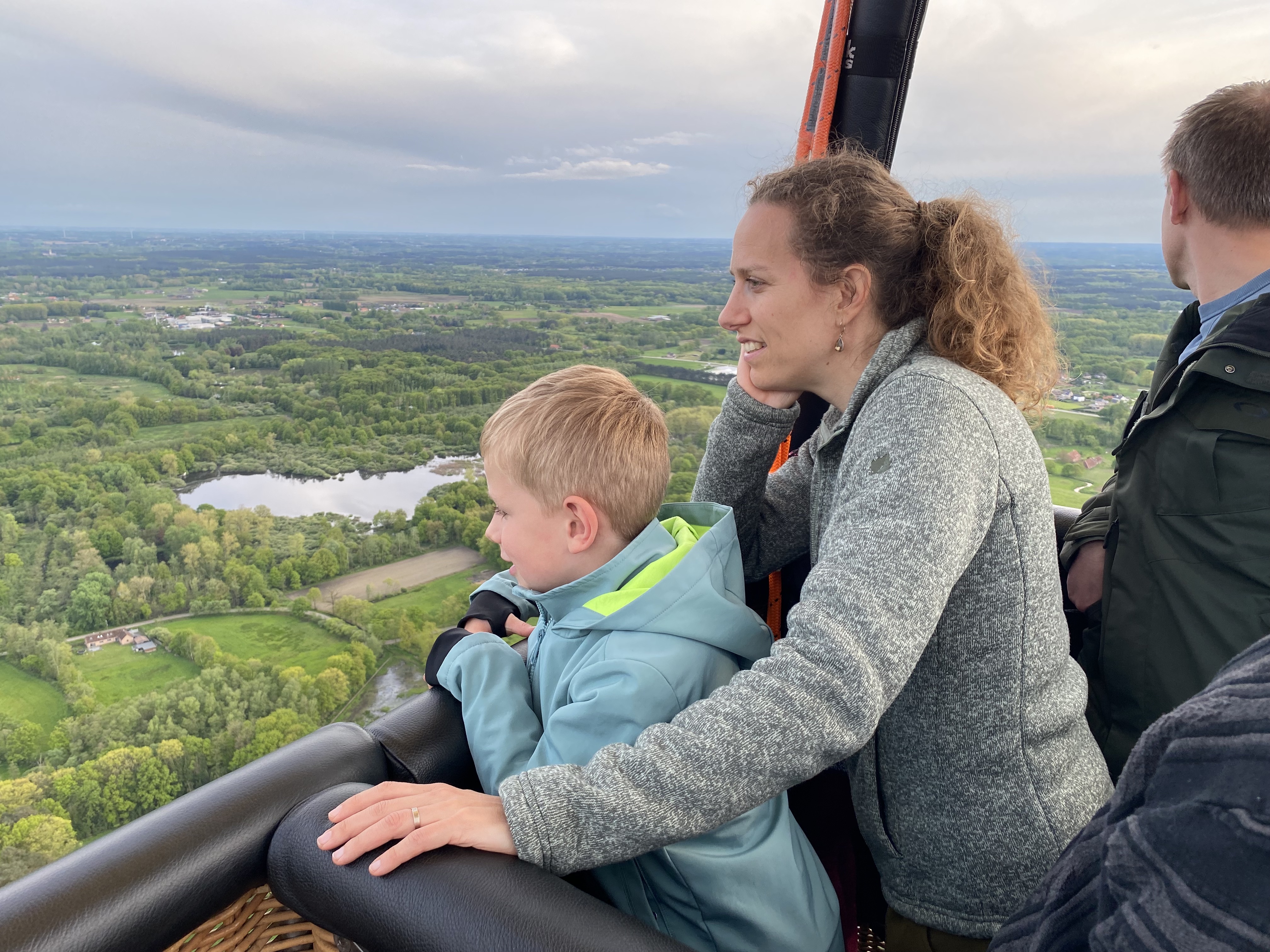 Passagiers genieten van een ballonvaart